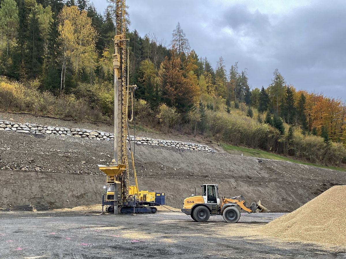 Depth vibrator rig with a loader beside a stockpile